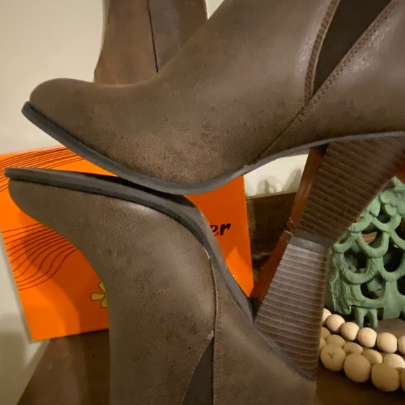 Forever High Heel Ankle Boots Brown, Size 9, new with box - Picture 9 of 12